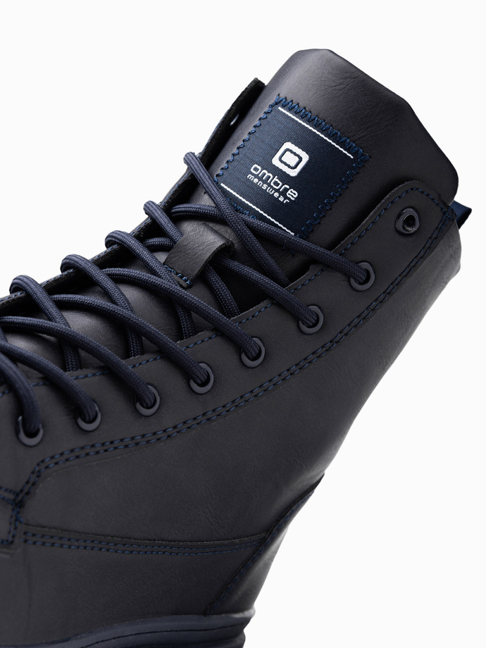 Jednokolorowe wysokie męskie buty z ozdobnymi przeszyciami – granatowe V4 OM-FOBO-0133