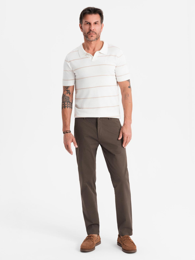 Spodnie męskie chino REGULAR FIT z delikatną strukturą – brązowe V3 OM-PACP-0184