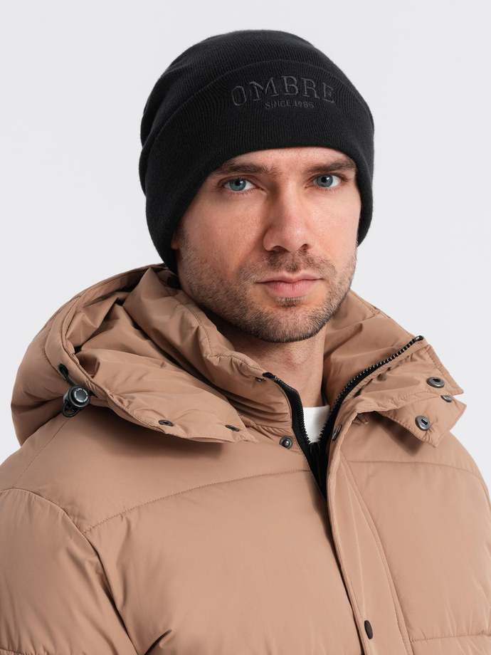 Dzianinowa męska czapka beanie z haftowanym napisem – czarna V1 OM-ACWH-0120