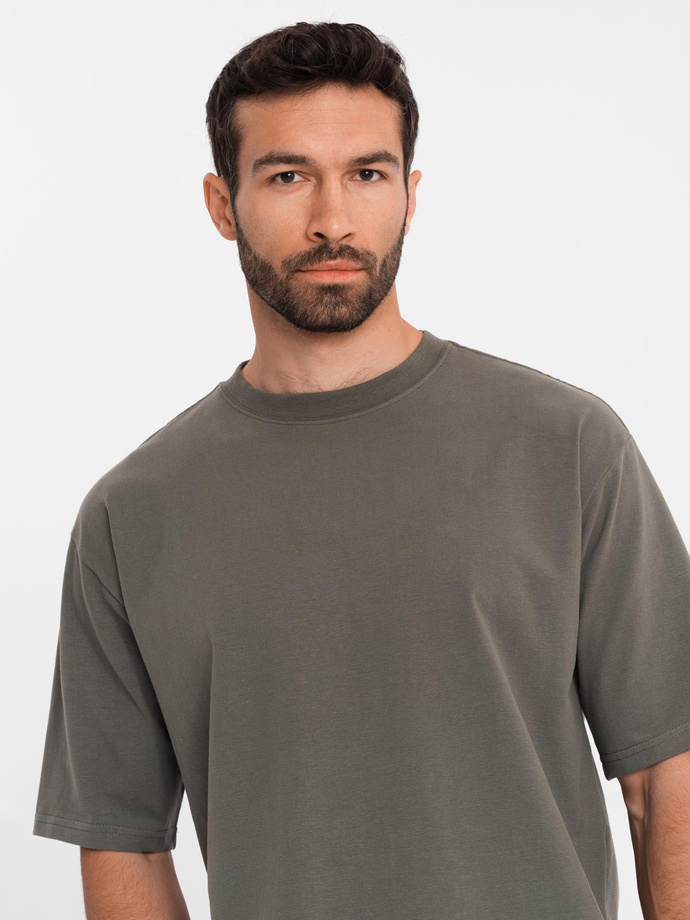 T-shirt bawełniany męski LOOSE FIT z okrągłym dekoltem – ciemnooliwkowy V7 OM-TSBC-0234