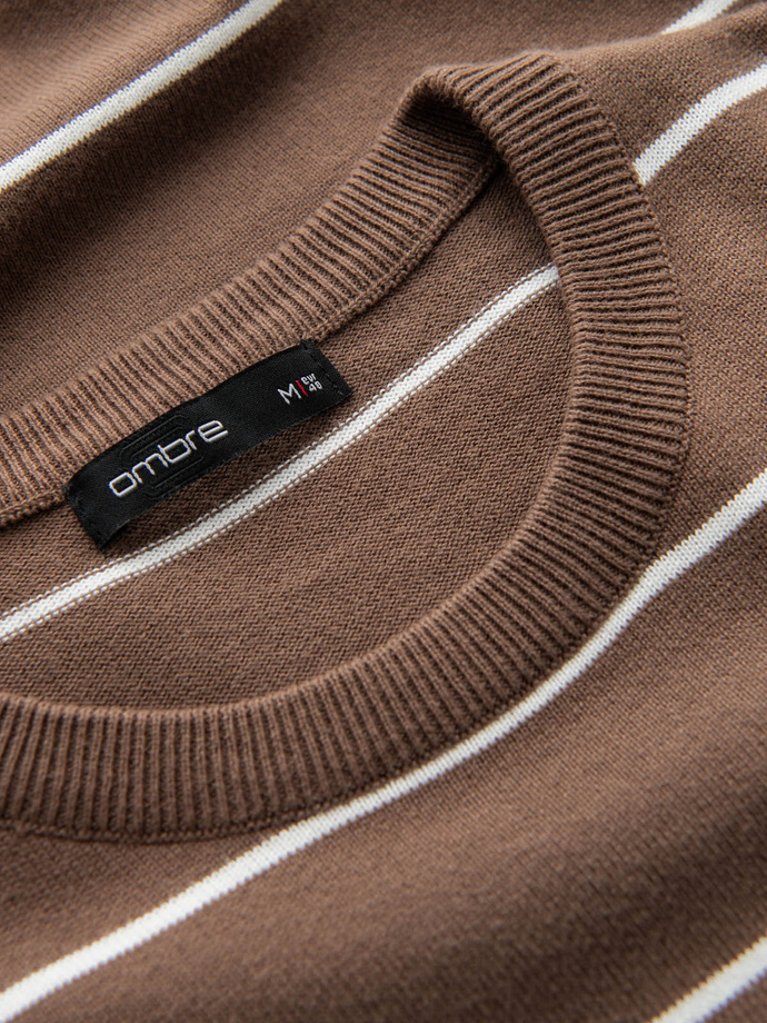Męski sweter casualowy w poziome paski – brązowy V3 OM-SWSW-0143
