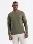 Bawełniany męski longsleeve z dekoltem U w paski i haftem – oliwkowy V1 OM-LSCL-0128