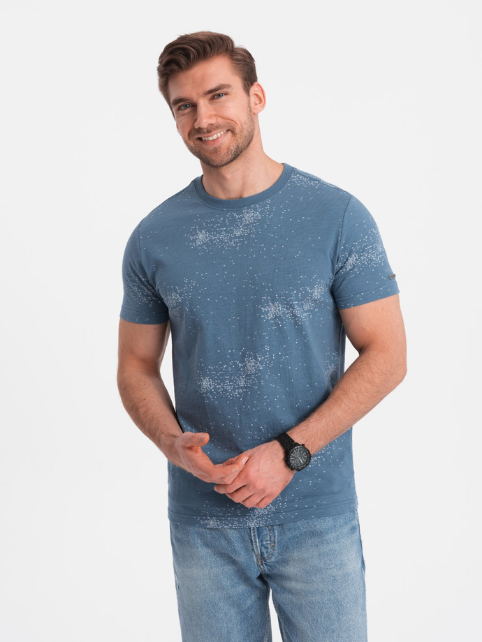 Męski t-shirt fullprint z rozrzuconymi literami - niebieski denim V3 OM-TSFP-0179