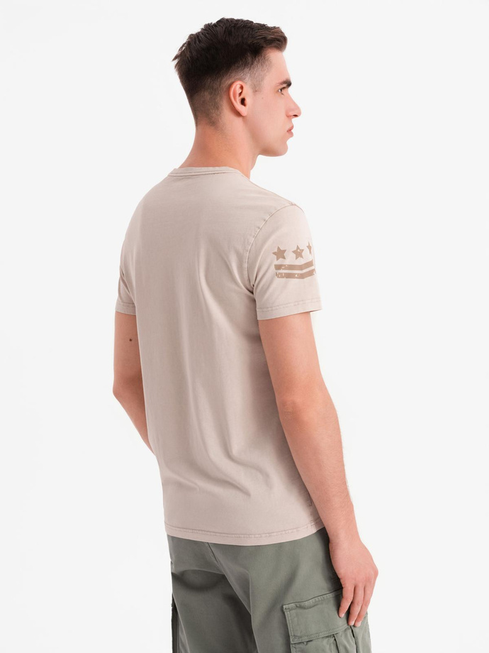 Męska bawełniana koszulka z nadrukiem w militarnym stylu – beżowa V1 OM-TSWT-0202