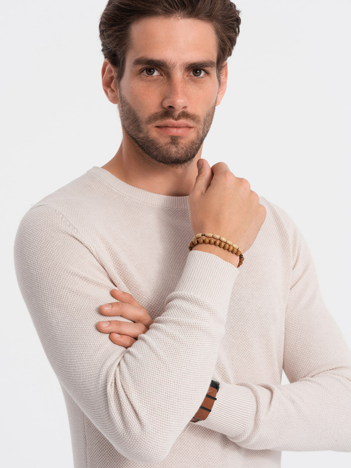 Sweter męski z teksturą i półokrągłym dekoltem - beżowy V6 OM-SWSW-0104