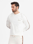 Bawełniany męski longsleeve U-neck z lampasami i nadrukiem na piersi – złamana biel V3 OM-LSCL-0127