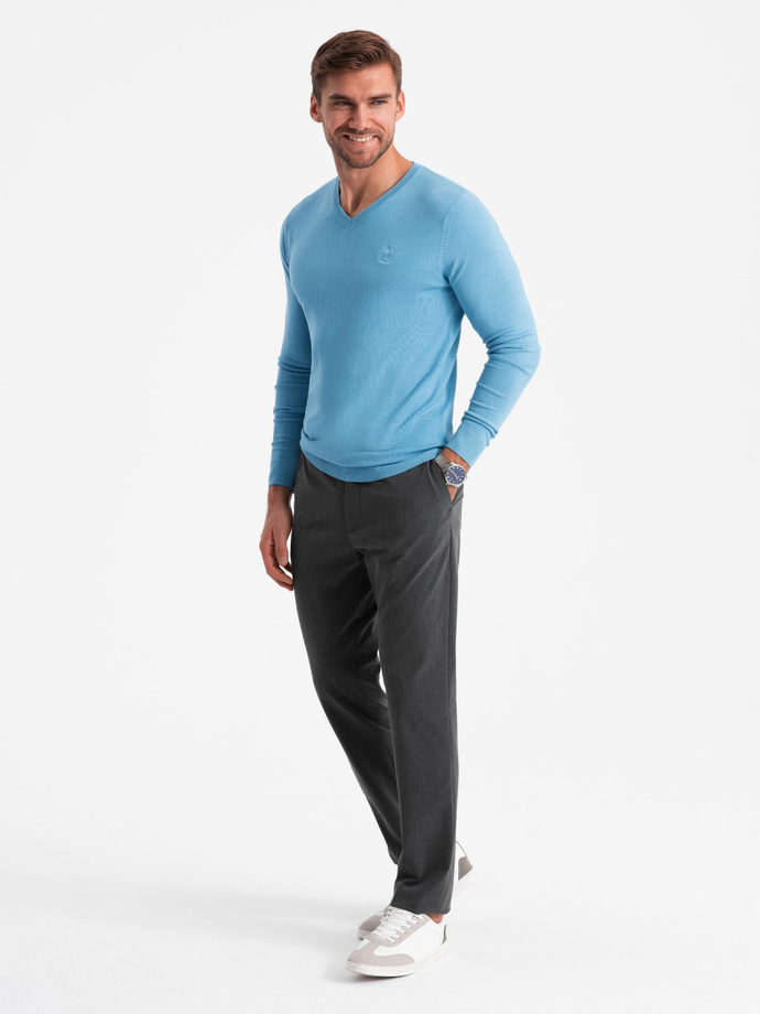Elegancki męski sweter BASIC V-neck z wiskozą – błękitny V21 OM-SWBS-0107