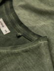 Bawełniany męski t-shirt V-neck z dzianiny z efektem sprania - oliwkowy V9 OM-TSWT-0242