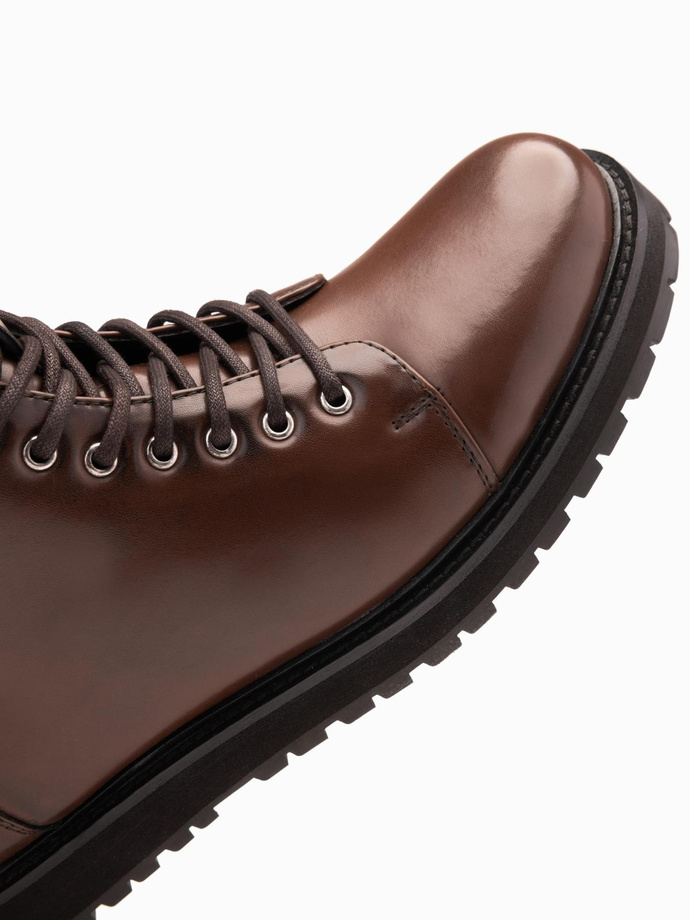 Buty męskie z wysoką cholewką z błyszczącej ekoskóry – ciemnobrązowe V2 OM-FOBO-0175