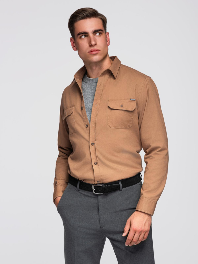 Męska bawełniana koszula REGULAR FIT z kieszeniami zapinanymi na guziki - camel V2 OM-SHCS-0146