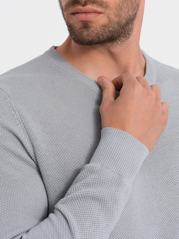 Sweter męski z teksturą i półokrągłym dekoltem - jasnoszary V5 OM-SWSW-0104