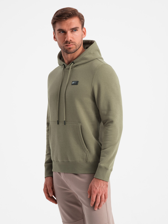 Bluza męska dresowa kangurka z kapturem i metalowym pinem – oliwkowa V2 OM-SSNZ-0141