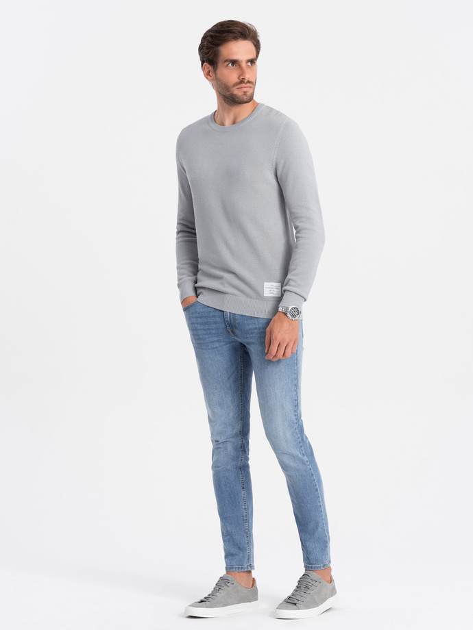 Sweter męski z teksturą i półokrągłym dekoltem - jasnoszary V5 OM-SWSW-0104