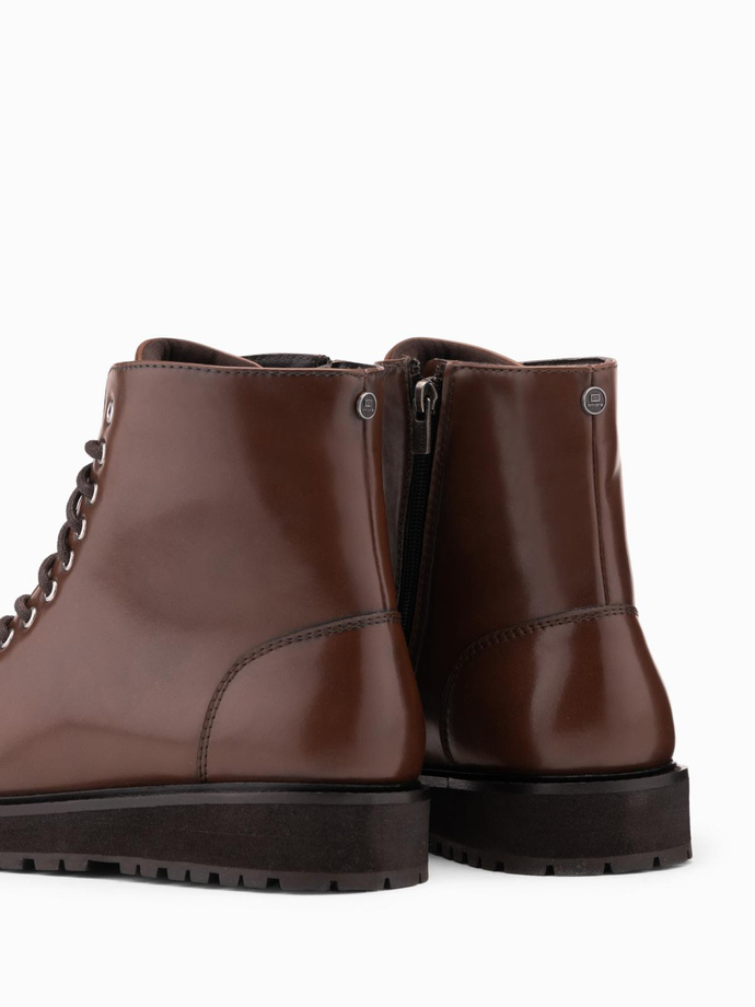 Buty męskie z wysoką cholewką z błyszczącej ekoskóry – ciemnobrązowe V2 OM-FOBO-0175