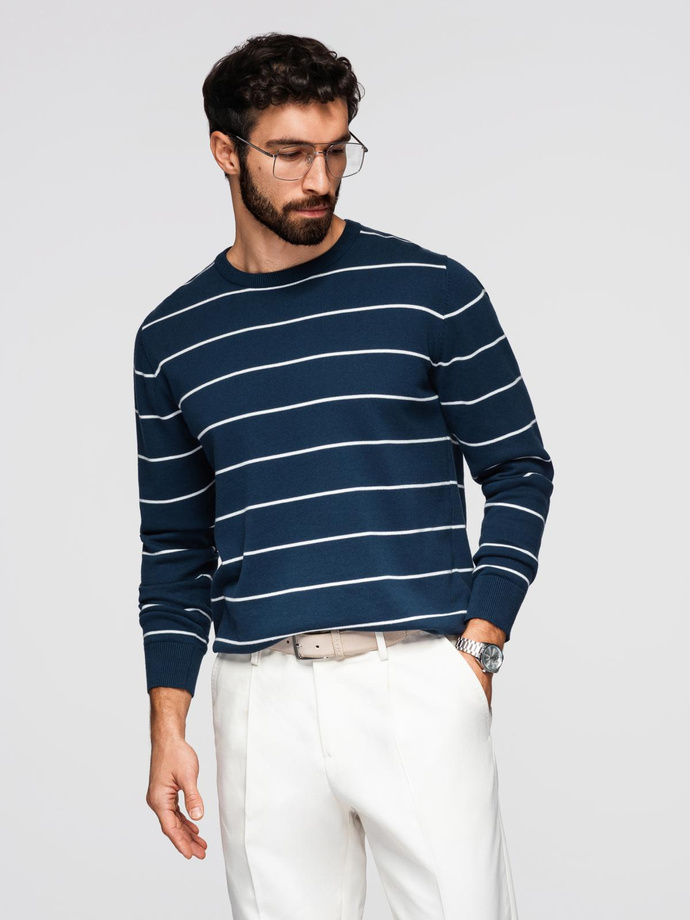 Casualowy męski sweter w poziome paski – granatowy V1 OM-SWSW-0143