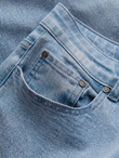 Męskie spodnie jeansowe CARROT FIT z delikatnymi przetarciami – jasnoniebieskie V2 OM-PADP-0162