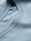 T-shirt męski bawełniany z nadrukiem na klatce piersiowej - jasnoniebieski V2 OM-TSPT-0167