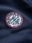 Nierozpinana męska dresowa bluza z naszywką w stylu college – granatowa V2 OM-SSNZ-0134