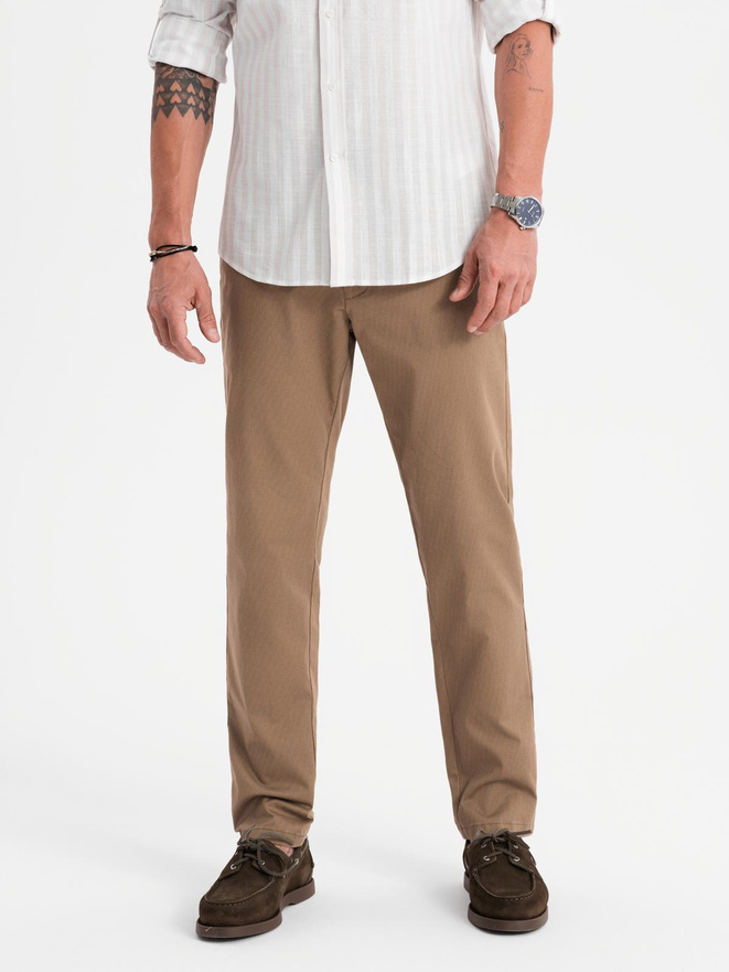 Męskie spodnie chino REGULAR FIT z delikatną strukturą – ciemnobeżowe V2 OM-PACP-0184
