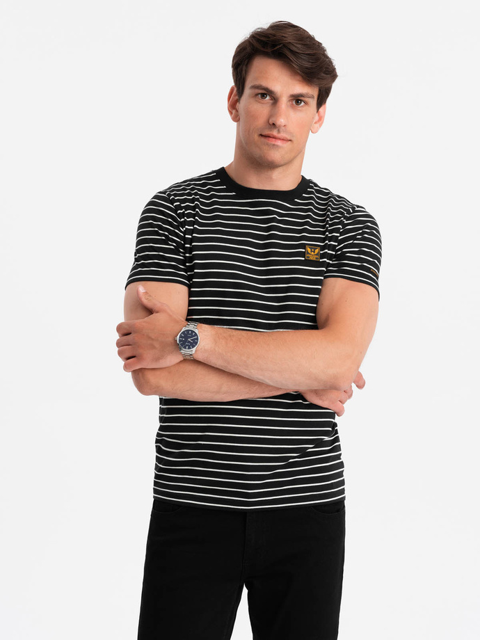 Męski t-shirt w paski z patchem Ombre Design – czarno-biały V2 OM-TSCT-0183