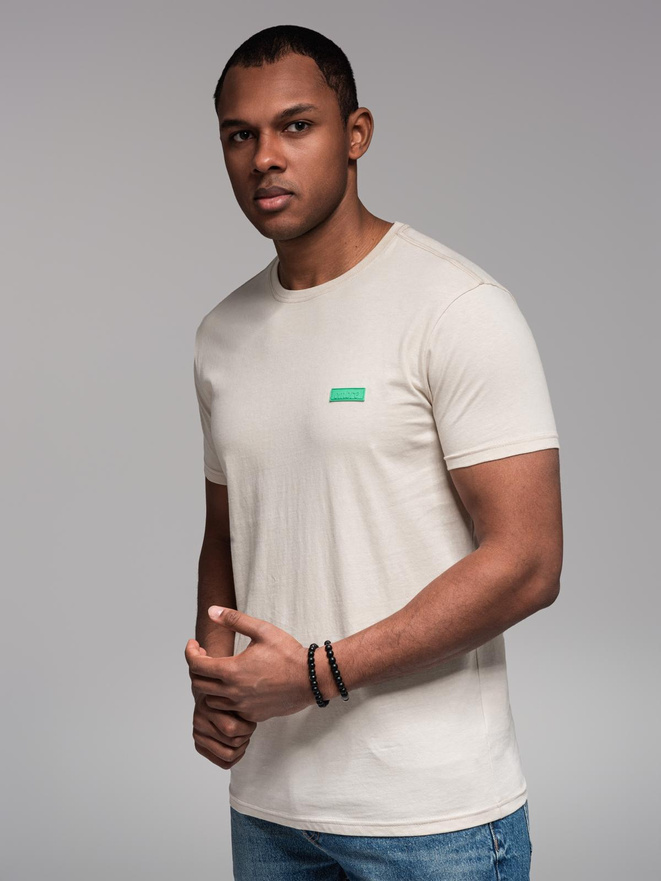 Męski t-shirt bawełniany z zieloną naszywką na piersi – złamana biel V5 OM-TSCT-0151