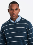 Casualowy męski sweter w poziome paski – granatowy V1 OM-SWSW-0143