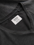 Męski t-shirt V-neck o pręgowanej strukturze z kieszonką – czarny V6 OM-TSCT-22SS-002