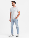 Bawełniany męski t-shirt z literowym printem i kieszonką – biało-szary V3 OM-TSFP-0188