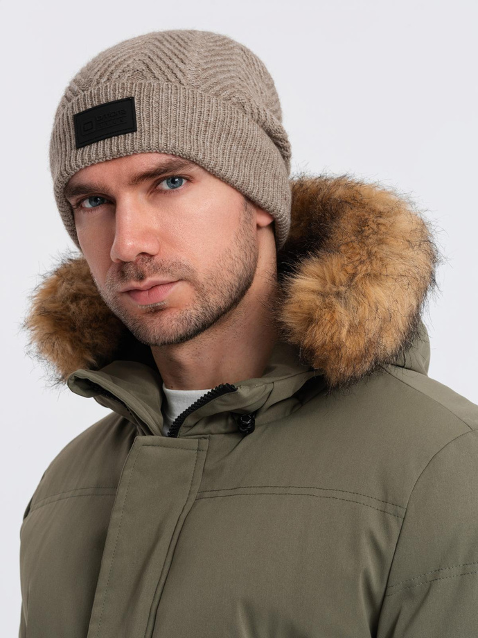 Dzianinowa czapka męska o sweterkowym splocie z naszywką – popielata V6 OM-ACWH-0122