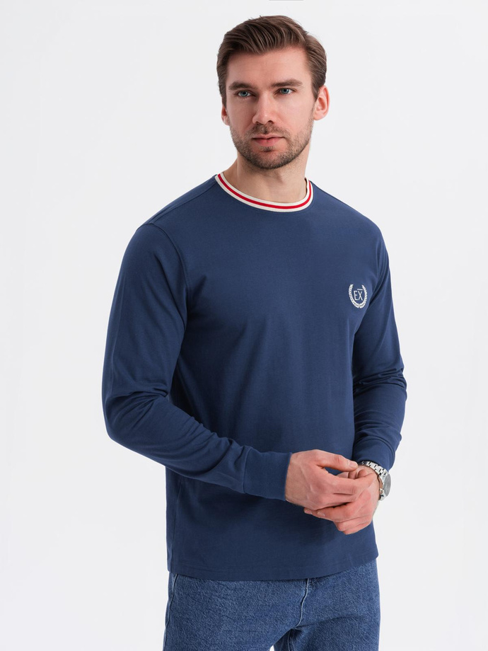 Męski bawełniany longsleeve z dekoltem U w paski i haftem – ciemnoniebieski V3 OM-LSCL-0128