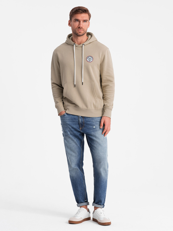 Bluza męska dresowa kangurka z kapturem i naszywką w stylu college – piaskowa V3 OM-SSNZ-0144