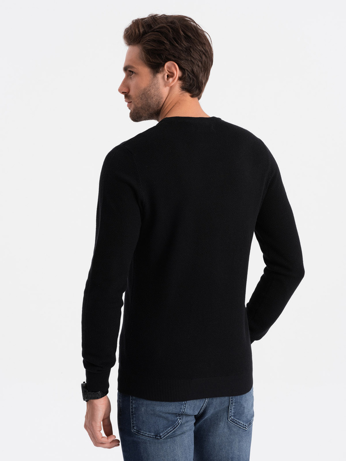 Sweter męski z teksturą i półokrągłym dekoltem - czarny V4 OM-SWSW-0104