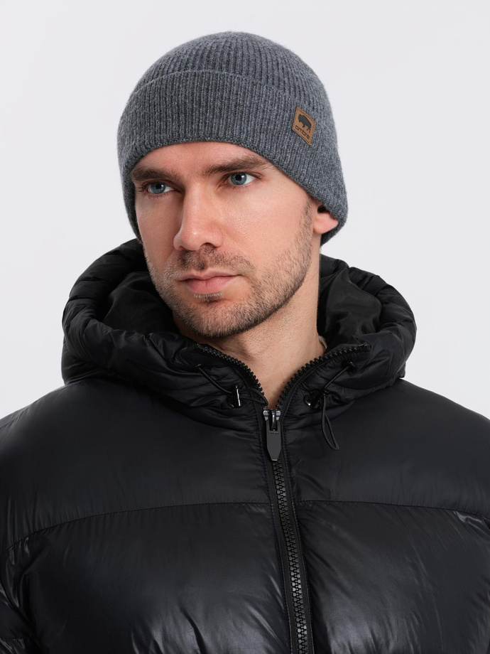 Męska dzianinowa czapka beanie z naszywką – szary melanż V2 OM-ACWH-0123