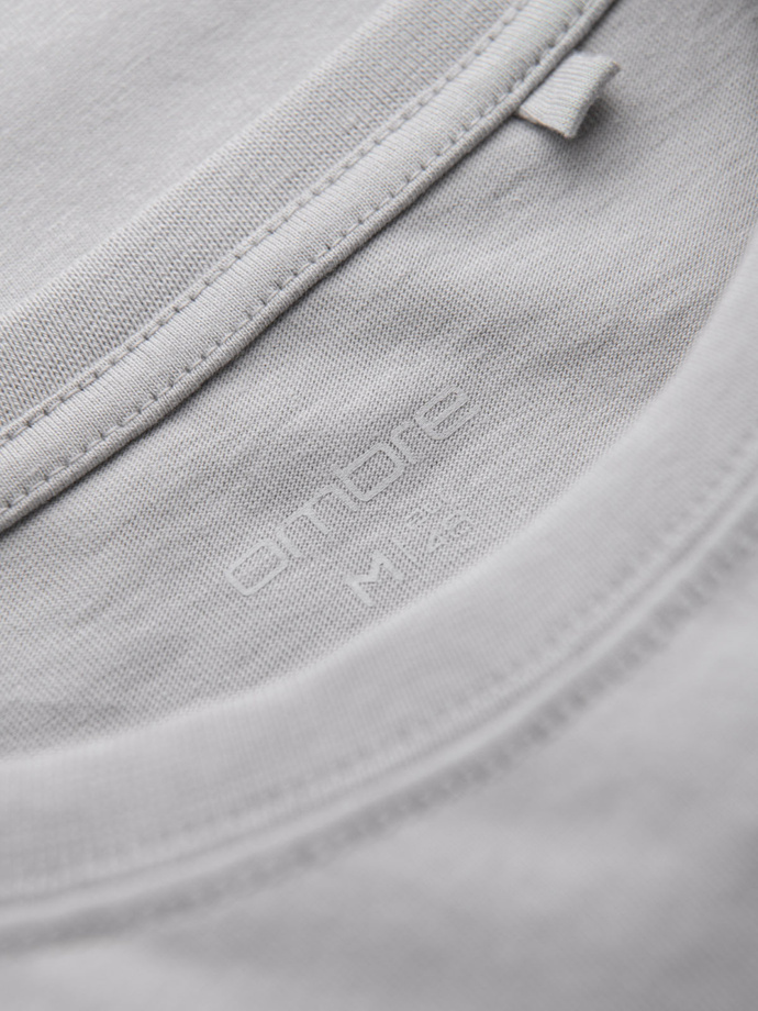 Męski bawełniany t-shirt z zieloną naszywką na piersi – jasnoszary V2 OM-TSCT-0151