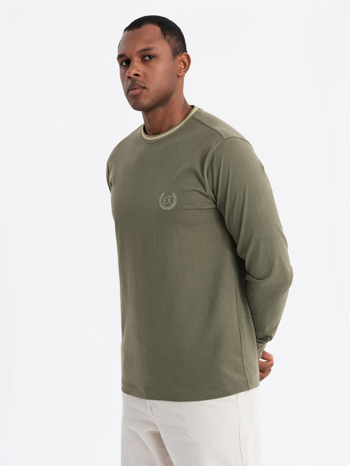 Bawełniany męski longsleeve z dekoltem U w paski i haftem – oliwkowy V1 OM-LSCL-0128