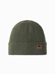 Dzianinowa czapka męska beanie z naszywką – oliwkowa V4 OM-ACWH-0123
