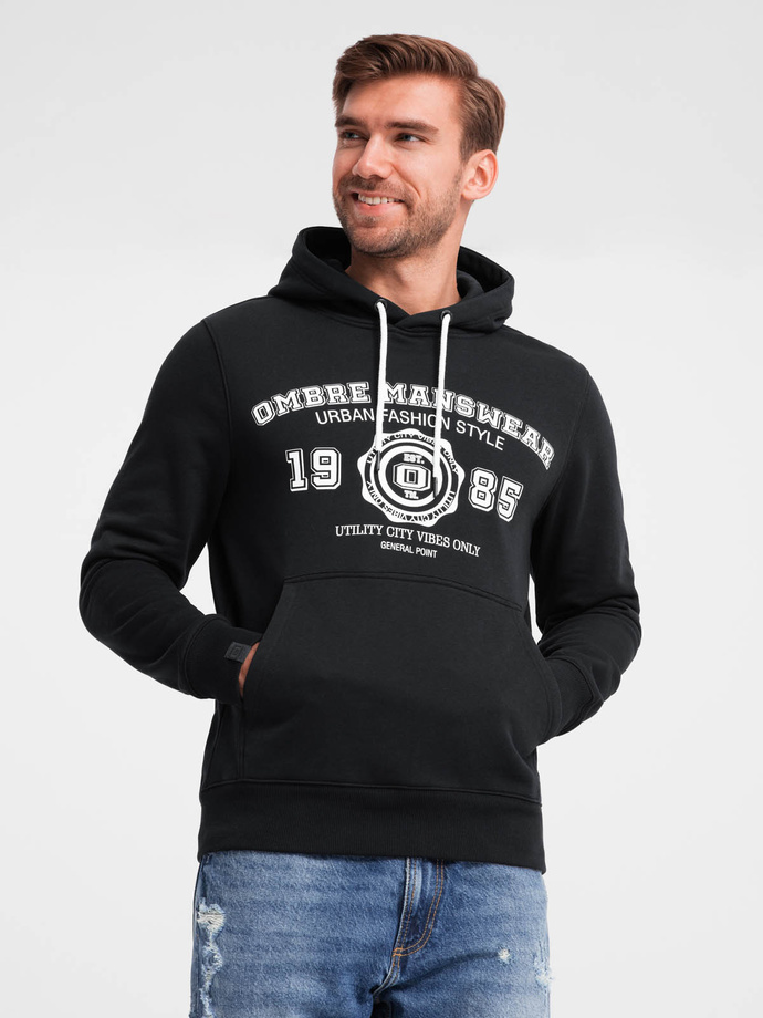 Bluza męska kangurka z kapturem i nadrukiem w stylu college – czarna V3 OM-SSPS-0143