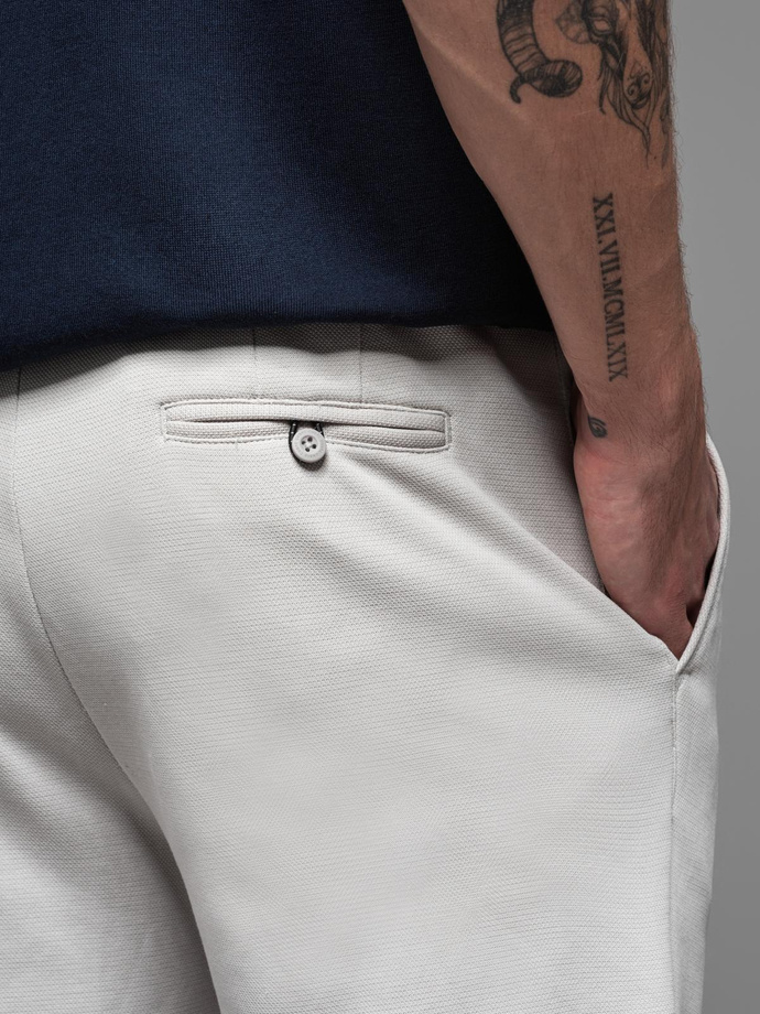 Krótkie spodenki męskie SLIM FIT z melanżowej strukturalnej dzianiny – jasnoszare V5 OM-SRCS-0166