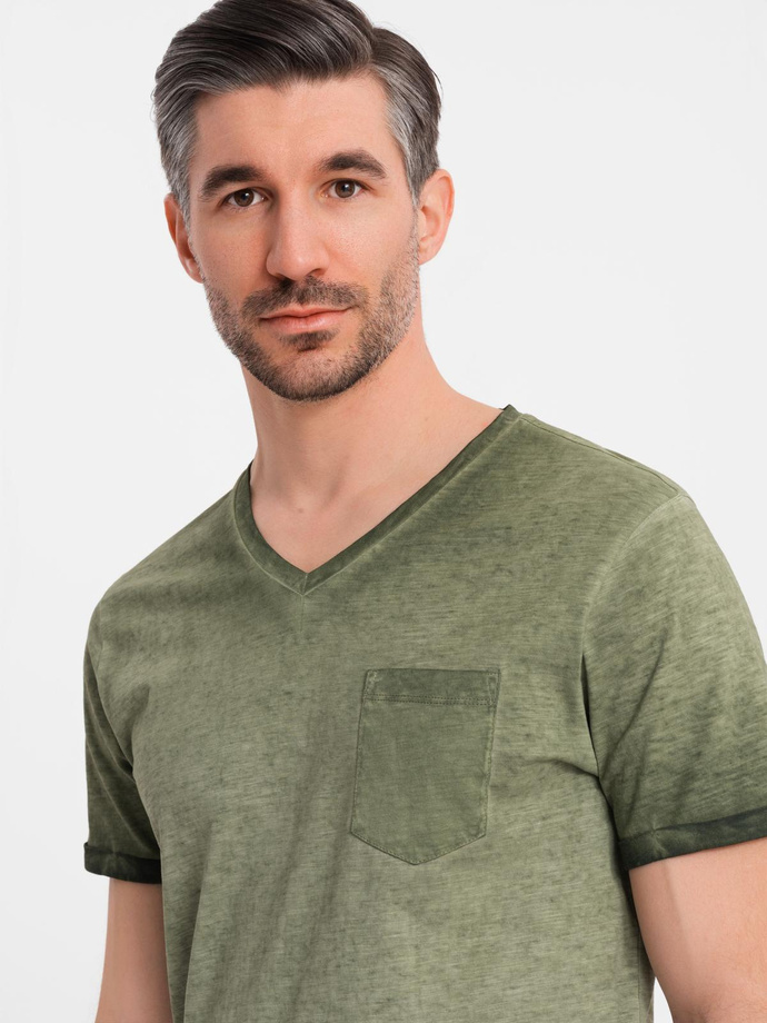 Bawełniany męski t-shirt V-neck z dzianiny z efektem sprania - oliwkowy V9 OM-TSWT-0242