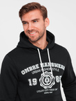 Bluza męska kangurka z kapturem i nadrukiem w stylu college – czarna V3 OM-SSPS-0143