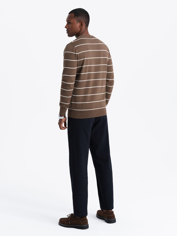 Męski sweter casualowy w poziome paski – brązowy V3 OM-SWSW-0143