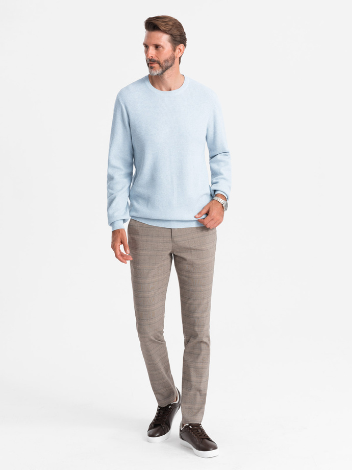 Melanżowy sweter męski ze strukturalnej dzianiny – błękitny V2 OM-SWSW-0142