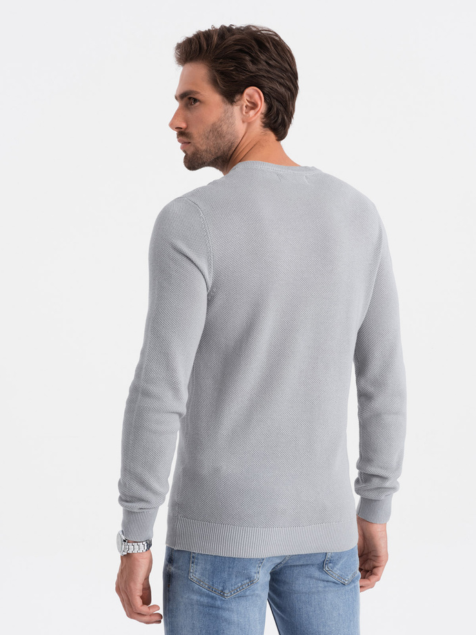 Sweter męski z teksturą i półokrągłym dekoltem - jasnoszary V5 OM-SWSW-0104