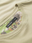 Męski t-shirt bawełniany z printowaną kieszonką –  jasnooliwkowy V2 OM-TSPT-0227