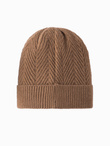Dzianinowa męska czapka o sweterkowym splocie z naszywką – jasnobrązowa V4 OM-ACWH-0122