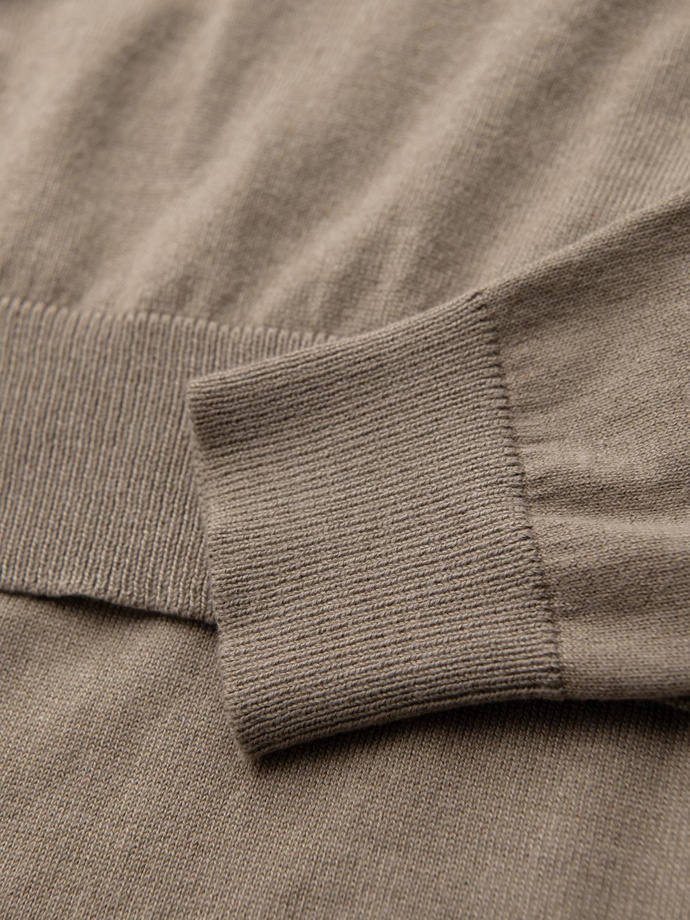 Sweter męski klasyczny z wiskozą BASIC z okrągłym dekoltem – ciemnobeżowy V15 OM-SWBS-0106