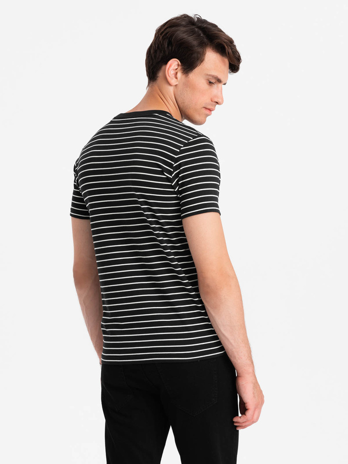 Męski t-shirt w paski z patchem Ombre Design – czarno-biały V2 OM-TSCT-0183