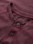 T-shirt męski z efektem sprania i guzikami przy dekolcie – burgundowy V3 OM-TSWT-0150