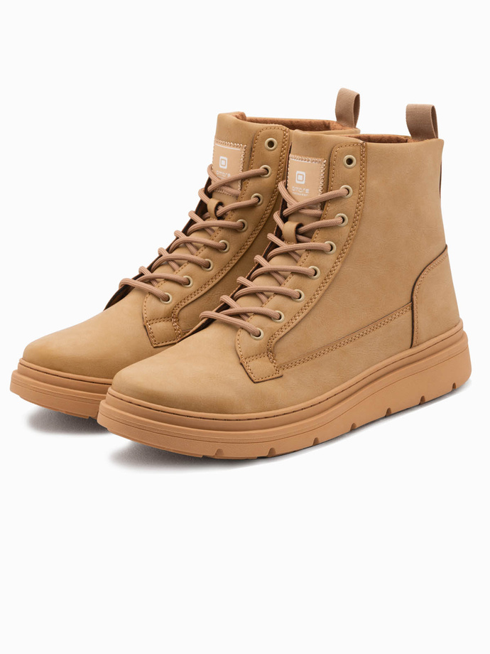 Jednokolorowe wysokie buty męskie z ozdobnymi przeszyciami – camel V3 OM-FOBO-0133