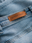 Męskie klasyczne przecierane jeansy REGULAR FIT – jasnoniebieskie V2 OM-PADP-0217